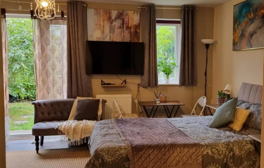 Spacious Studio In West Molesey, Kt8 United Kingdom