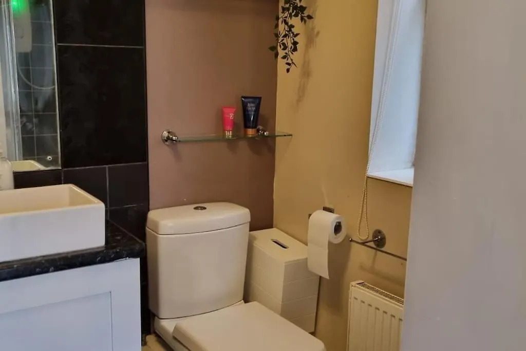 Spacious Studio In West Molesey, Kt8